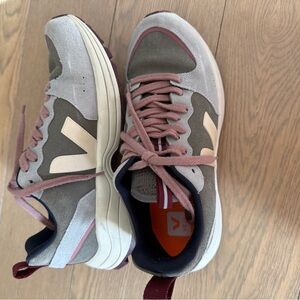 Veja Women's Cream and Pink Sneakers